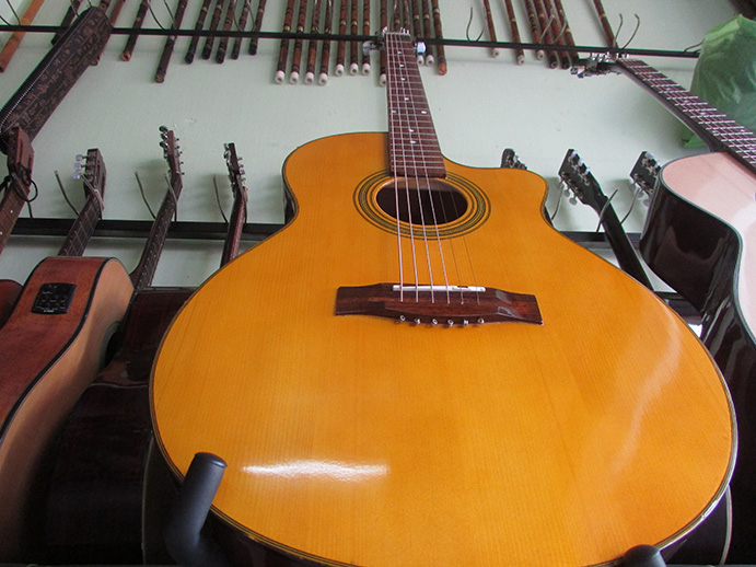 Đàn guitar acoustic gỗ hồng đào cho âm thanh hay