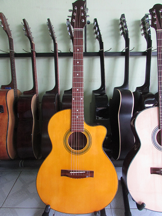 Đàn guitar acoustic dòng màu vàng gỗ