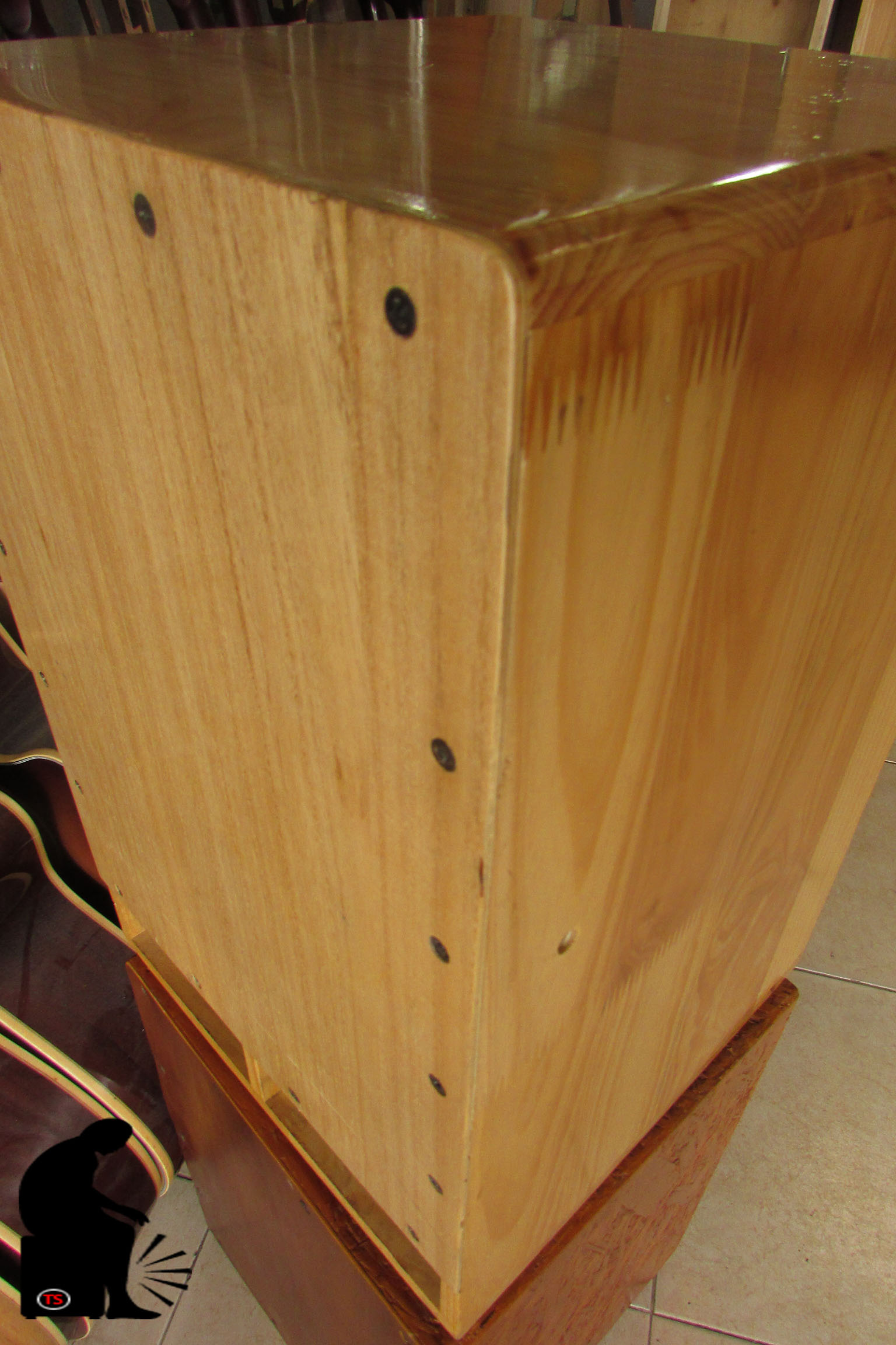 Trống cajon được bo tròn góc trên