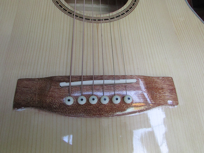 chi tiết cầu đàn guitar acoustic