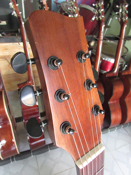 đàn guitar gỗ hồng đào ti-cần thau lau action thấp