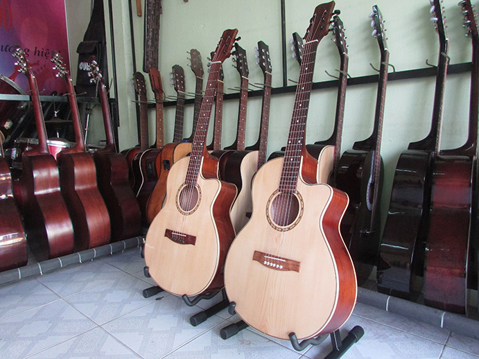 đàn guitar acoustic có ti
