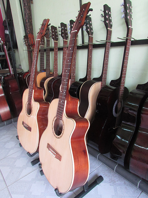 Đàn guitar acoustic gỗ hồng đào thùng khuyết