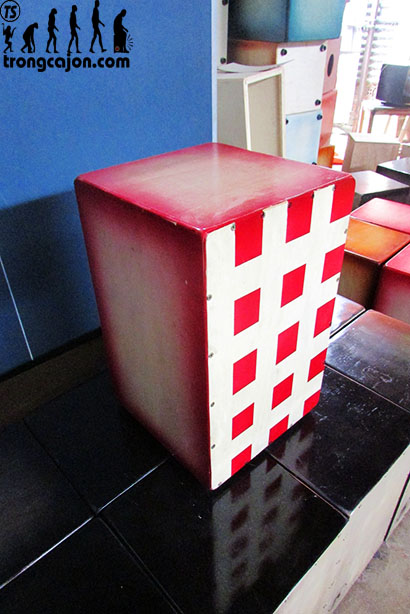 Trống Cajon CJ-90 Màu Caro Trắng Đỏ