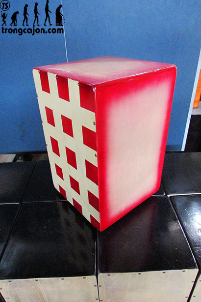 Nhìn xéo trống cajon cj90 caro đỏ
