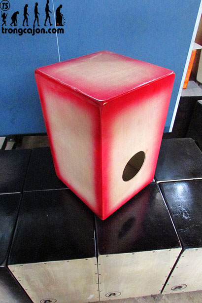 Nhìn từ phía sau trống cajon cj90 caro đỏ