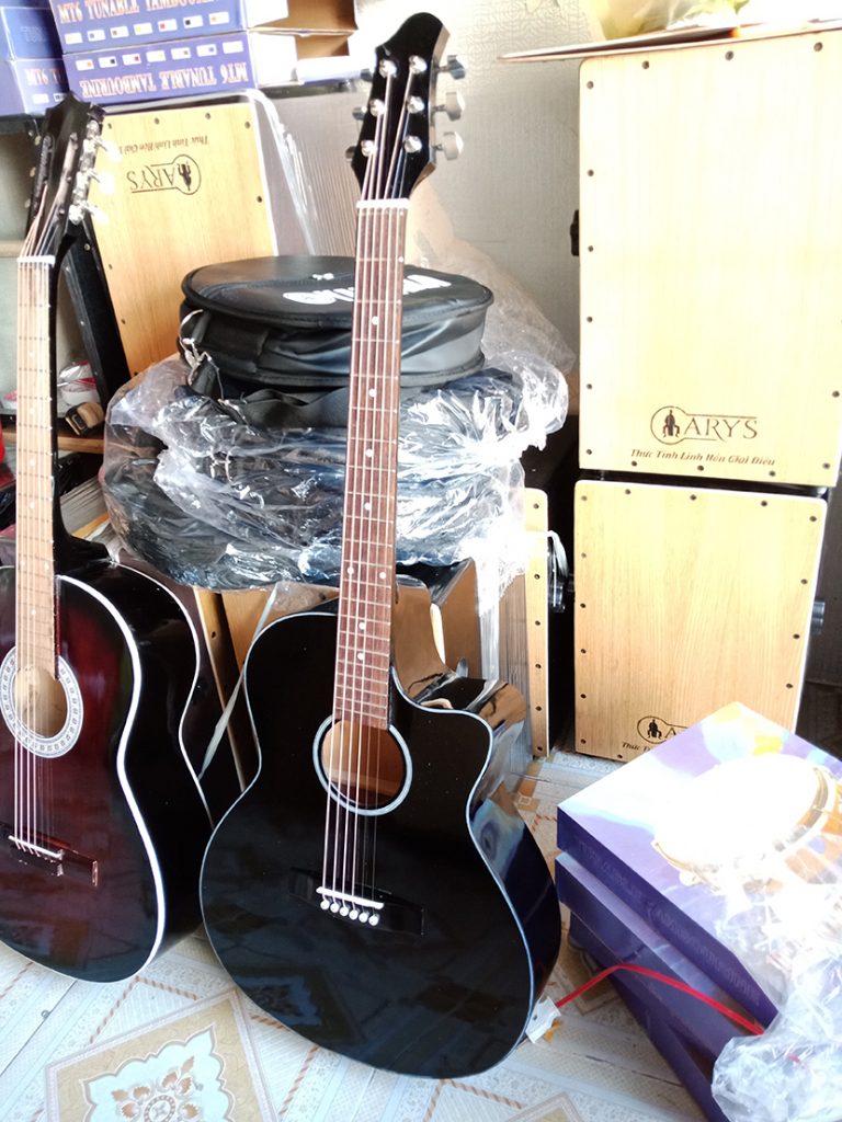 Đàn guitar acoustic giá rẻ màu đen MB.620